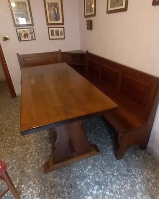 Elegante Tavolo con Panca Angolare in Noce 