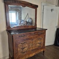 Cassettiera con piano in marmo e specchio