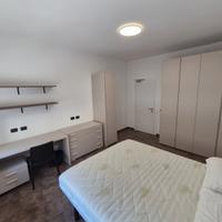 Stanza matrimoniale ampia per donna