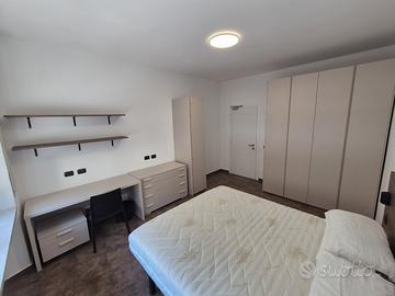 Stanza matrimoniale ampia per donna