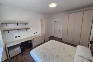 Stanza matrimoniale ampia per donna