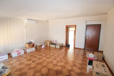 Ampio appartamento all'ultimo piano con posto auto