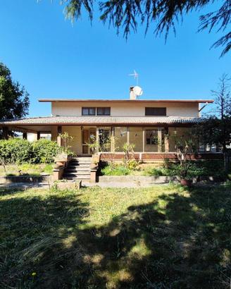 SPAZIOSA CASA INDIPENDENTE TRICAMERE CON GIARDI...