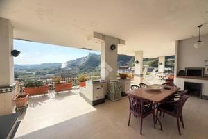 MULTILOCALE A NAPOLI