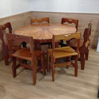 Tavolo rotondo e sedie in larice