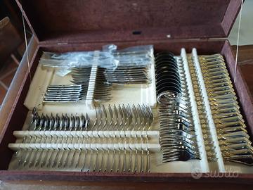 Servizio posate 124 pezzi in acciaio e oro