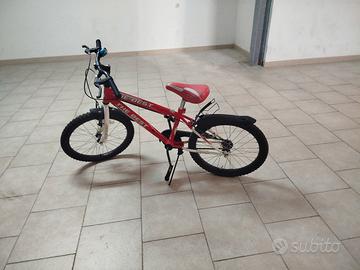 Bici the best. colore rosso. per ragazzi