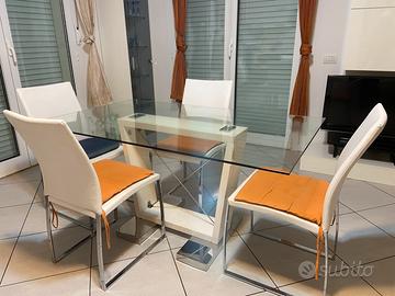 Tavolo vetro con quattro sedie