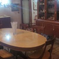 Set tavolo ovale e sedie in marmo e legno