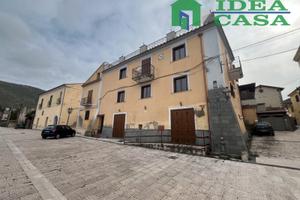 Locale commerciale con Terrazzo