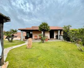Villa con giardino porto taverna