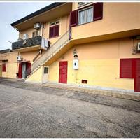 Vendita intera proprietà con garage e cortile