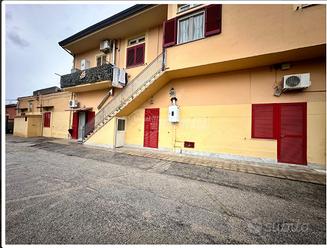 Vendita intera proprietà con garage e cortile