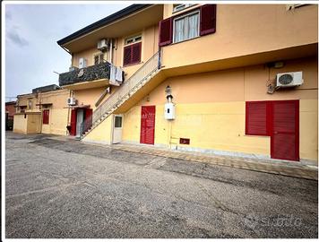 Vendita intera proprietà con garage e cortile