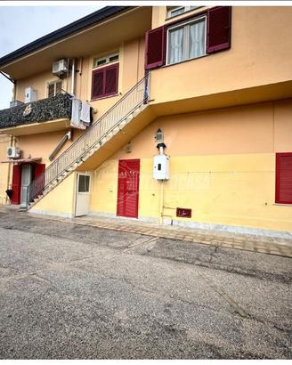 Vendita intera proprietà con garage e cortile