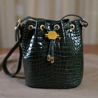 Borsa a secchiello in coccodrillo.