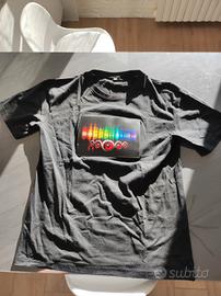 T-shirt equalizzatore led a suon di musica