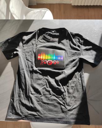 T-shirt equalizzatore led a suon di musica