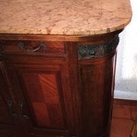 Mobile antico con pianale in marmo