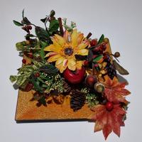 Centrotavola 30x30cm con fiori e frutti su piatto