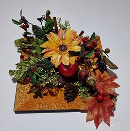 Centrotavola 30x30cm con fiori e frutti su piatto