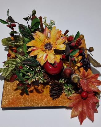 Centrotavola 30x30cm con fiori e frutti su piatto