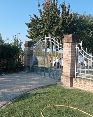 cancello zincato apertura in due parti