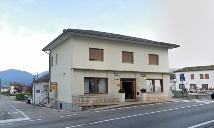 Santa Giustina, villa singola con bar e appartamen