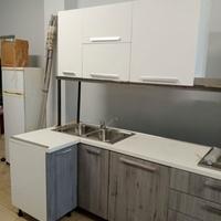 Cucina con elettrodomestici