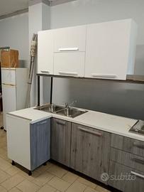 Cucina con elettrodomestici