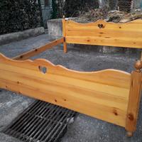 Letto matrimoniale. Legno naturale. Ferro