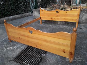 Letto matrimoniale. Legno naturale. Ferro