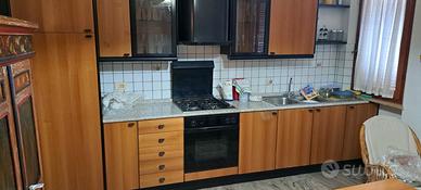 Cucina completa di tavolo sedie ed  elettrodomesti