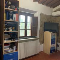 Camera con armadio a ponte scrivania e mobile con