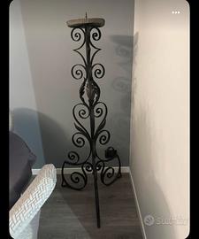 Non è una lampada. È ferro battuto piegato a mano