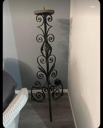 Non è una lampada. È ferro battuto piegato a mano