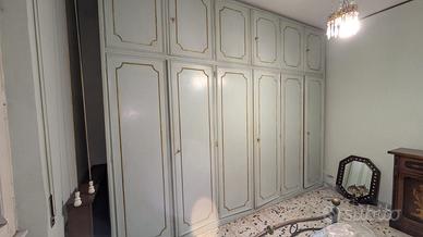 Armadio in legno verniciato
