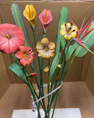 FIORI IN LEGNO INTAGLIATO.