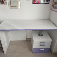 Scrivania con cassettiera e sedia