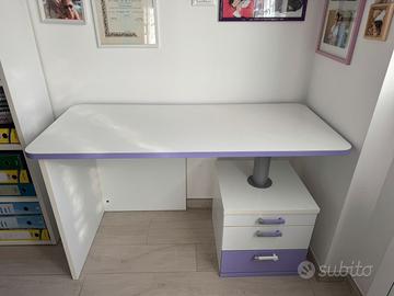 Scrivania con cassettiera e sedia