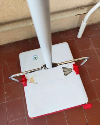 Scopa automatica e lucidatrice per le scarpe
