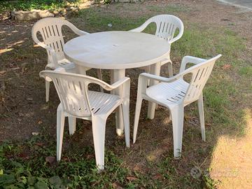 4  poltroncine in plastica bianca