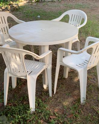 4  poltroncine in plastica bianca