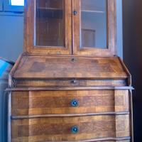 Cristalliera antica con scrittoio