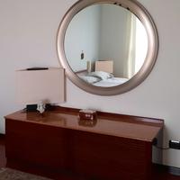 Comò in legno con ripiano in marmo