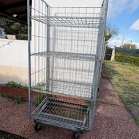 Carrello industriali in acciaio pesante su ruote.