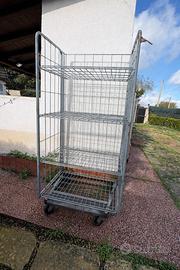 Carrello industriali in acciaio pesante su ruote.