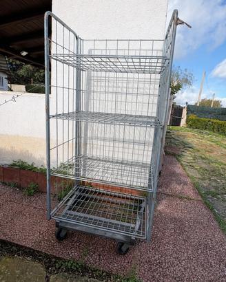 Carrello industriali in acciaio pesante su ruote.