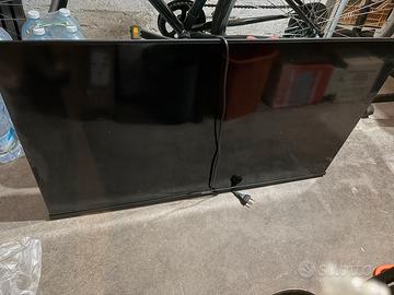 tv hisense qled 40” rotta