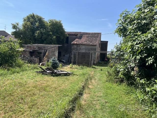 Rustico / Casale di 204 m² con più di 5 locali a R - Vista 3